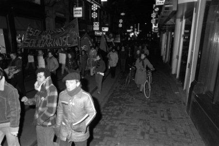 Demonstratie in Amsterdam door honderden mensen tegen staat van beleg in Polen, Bestanddeelnr 931-8573
