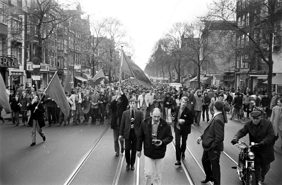 Demonstratie in Amsterdam, duizenden jongeren lopen over Rozengracht, Bestanddeelnr 920-2901