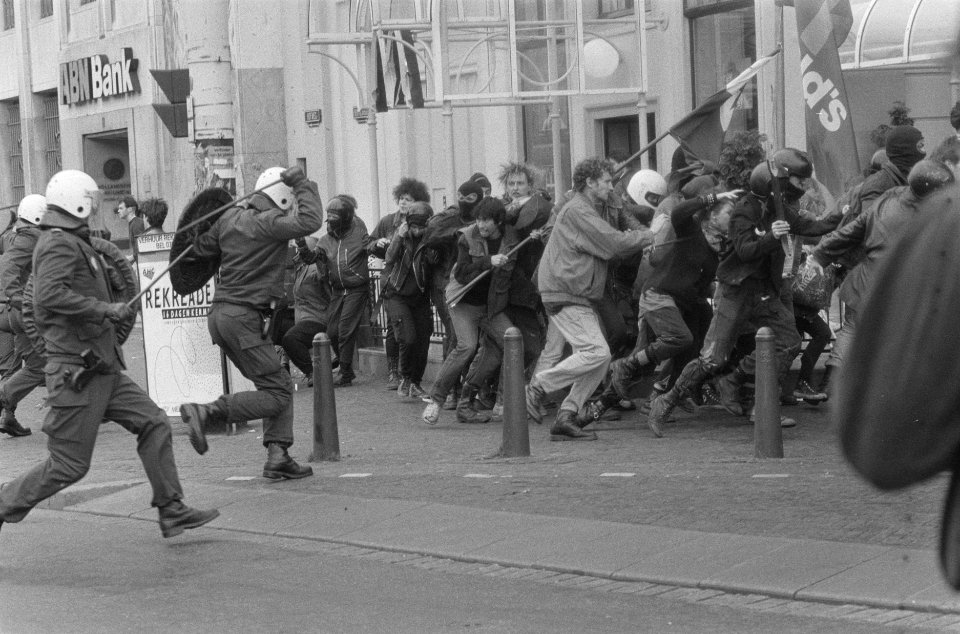 Demonstratie in Den Haag tegen kruisbeleid regering Lubbers, Bestanddeelnr 934-0813