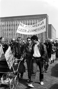 Demonstratie in Den Haag tegen kernwapens spandoek na atoomreagan geen zonnesch, Bestanddeelnr 932-1086