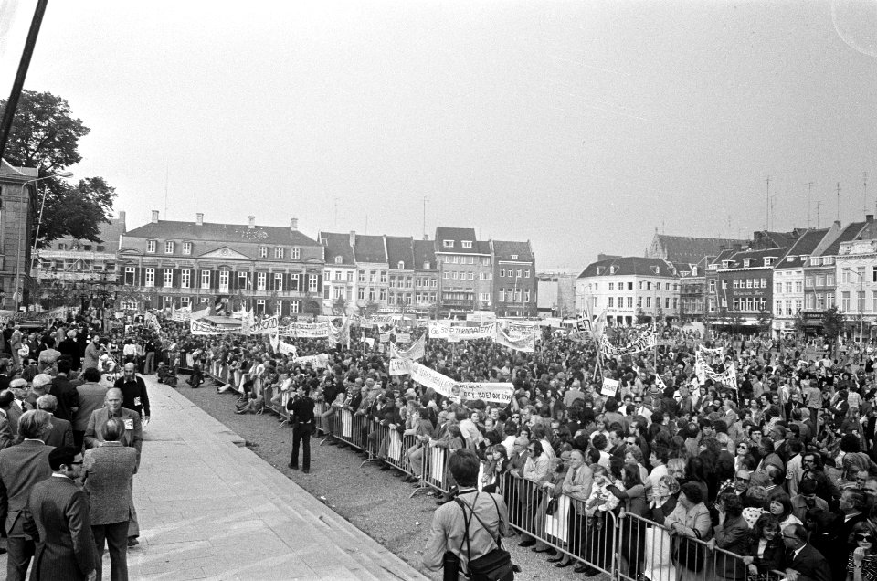 Demonstratie in Maastricht tegen de bouw van olieraffinaderij in het Belgische T, Bestanddeelnr 926-7312