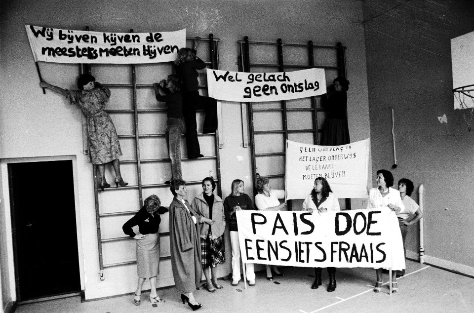 Demonstratie in het gymlokaal met spandoeken, o.a. Wij blijven kijven - de mees, Bestanddeelnr 930-3116