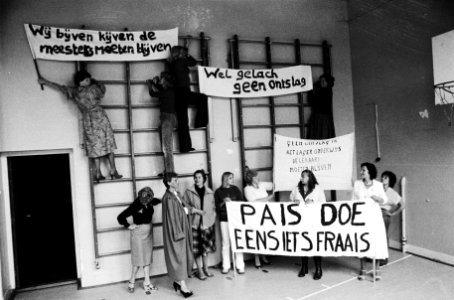 Demonstratie in het gymlokaal met spandoeken, o.a. Wij blijven kijven - de mees, Bestanddeelnr 930-3116