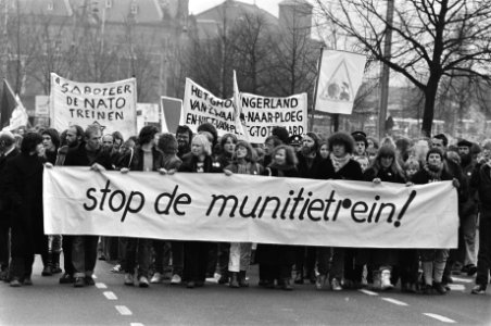 Demonstratie in Groningen tegen munitietransporten met treinen van de Eemshaven , Bestanddeelnr 931-9279