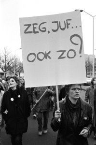 Demonstratie in Den Haag uit protest tegen ontslag van Belgische lerares Eliane , Bestanddeelnr 931-9286