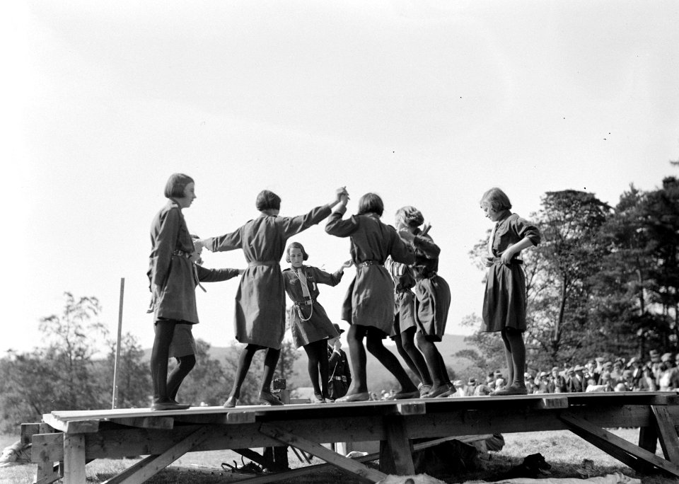 Dansende padvinders, Bestanddeelnr 252-1275