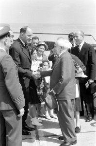David Ben Goerion met echtgenote arriveert op Ypenburg, Bestanddeelnr 911-3572
