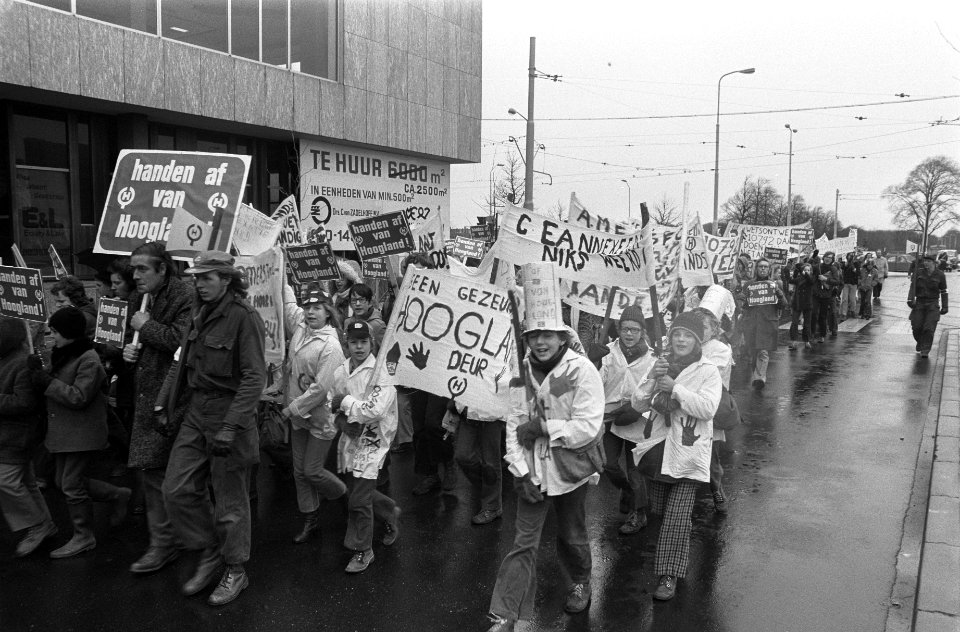 Demonstratie inwoners van Hoogland in Den Haag , Hooglanders met spandoeken op h, Bestanddeelnr 926-2204