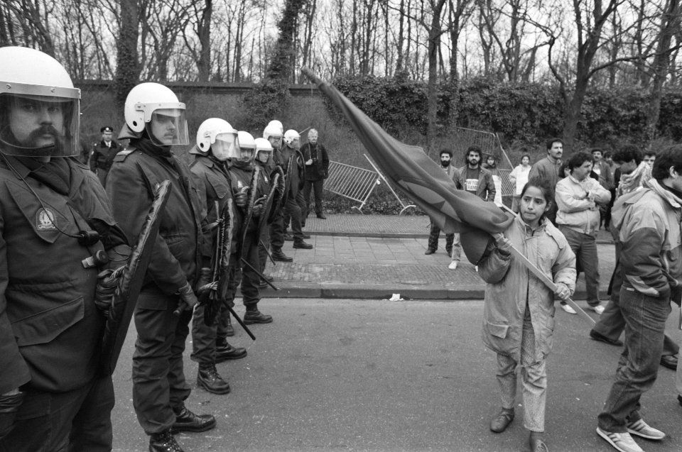 Demonstratie Koerden in Den Haag tegen gebruik gifgas kind met vlag bij politie-, Bestanddeelnr 934-2175