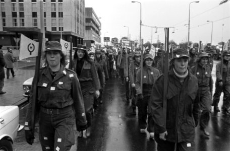 Demonstratie inwoners van Hoogland in Den Haag , Hooglanders met spandoeken op h, Bestanddeelnr 926-2203