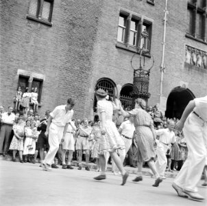 Dansgroep op het plein voor de Koopmansbeurs, Bestanddeelnr 900-4561