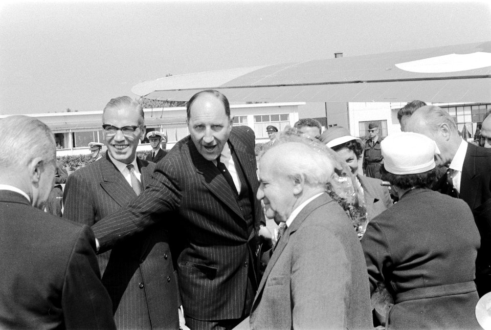 David Ben Goerion met echtgenote arriveert op Ypenburg, Bestanddeelnr 911-3571