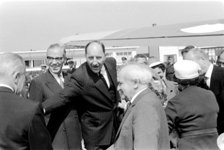 David Ben Goerion met echtgenote arriveert op Ypenburg, Bestanddeelnr 911-3571