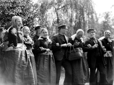 Dansgroep in Achterhoekse klederdracht in Gorssel, Bestanddeelnr 190-0093