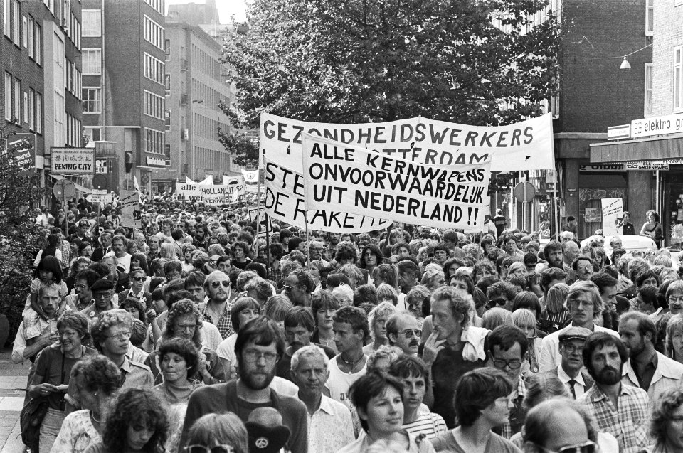 Demonstratie in Rotterdam onder motto Stem voor de medemens, kies tegen kernwap, Bestanddeelnr 932-3086