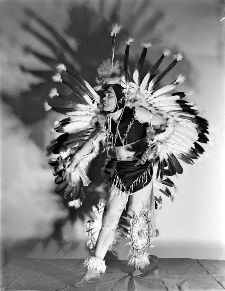 Danser in een indianenpak met veel veren, Bestanddeelnr 190-0778