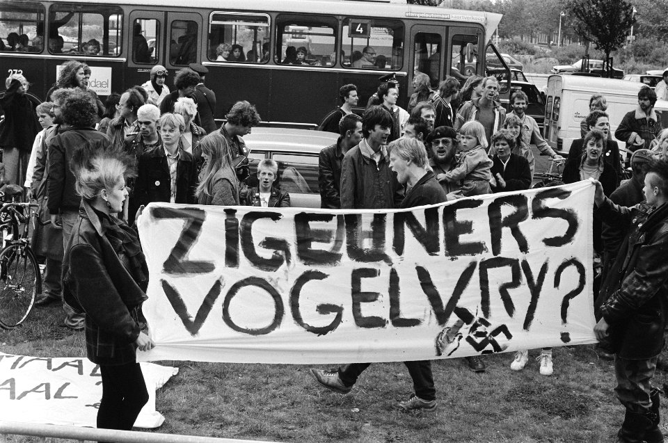 Demonstratie in Den Haag voor de zigeuners demonstrati met o.a. spandoek Zigeu, Bestanddeelnr 931-5992