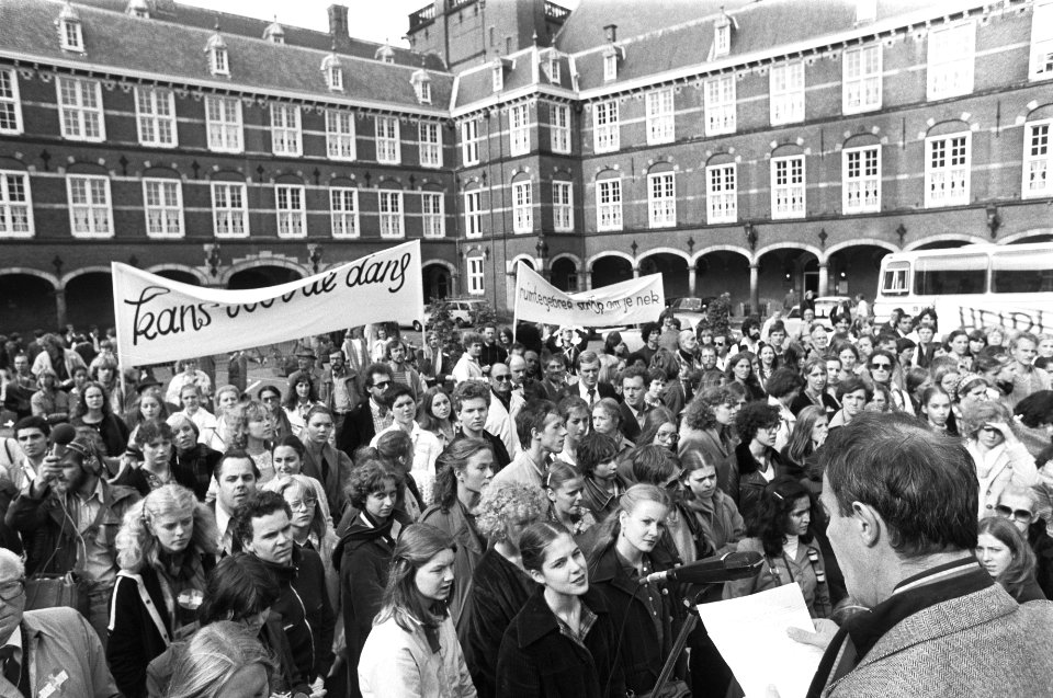 Demonstratie Nederlandse danswereld op Binnenhof, Den Haag Henny Jurriens en La, Bestanddeelnr 929-9187