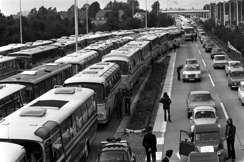Demonstratie in Kalkar tegen bouw snelle kweekreactor vele honderden bussen met, Bestanddeelnr 927-4805