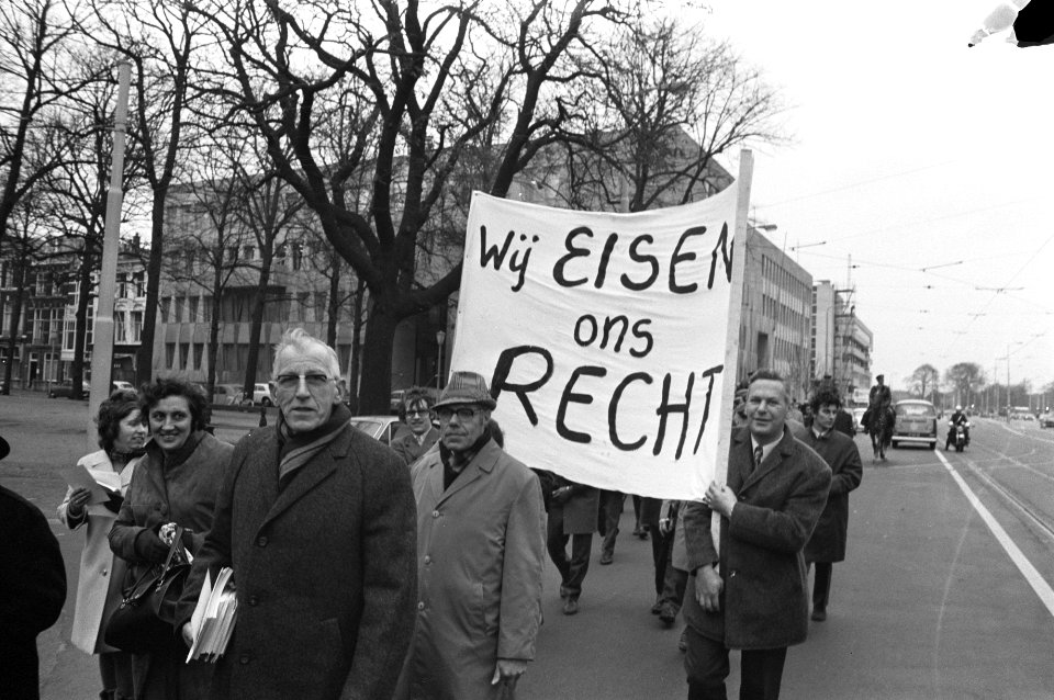Demonstratie middenstanders in Den Haag , demonstranten borden, Bestanddeelnr 925-1449