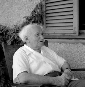 David Ben-Gurion tijdens de opname van een gefilmd interview door de National Br, Bestanddeelnr 255-4218
