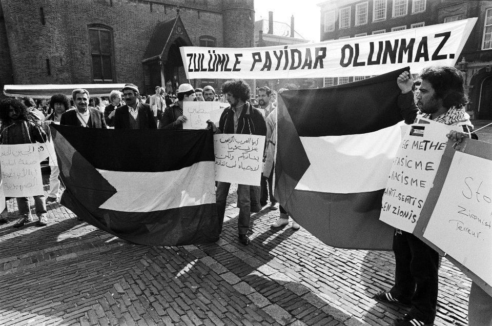 Demonstratie op Binnenhof door Palestijnse Vereniging voor stopzetting moord P, Bestanddeelnr 932-1081
