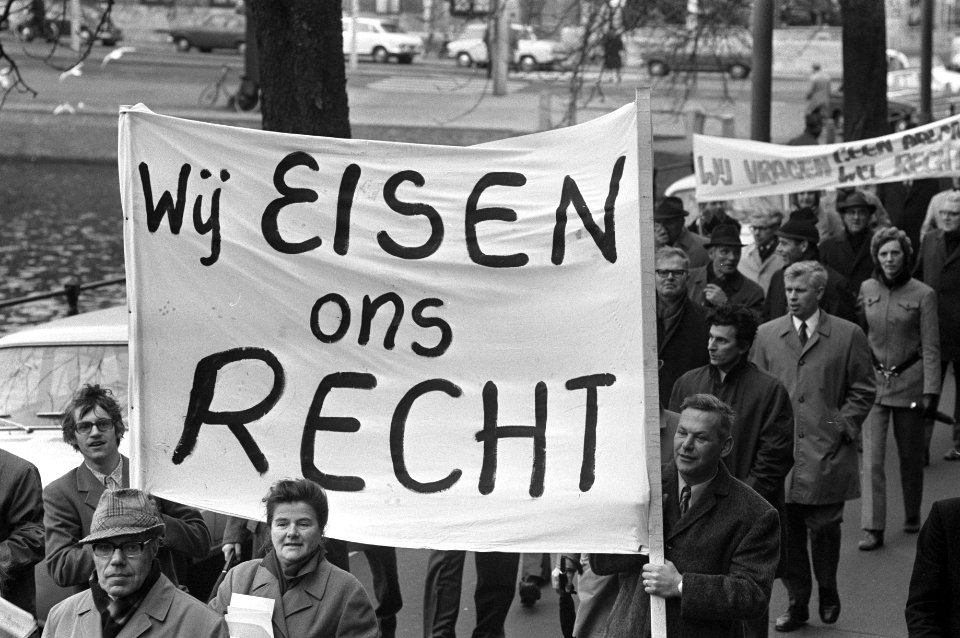 Demonstratie middenstanders in Den Haag , demonstranten borden, Bestanddeelnr 925-1451