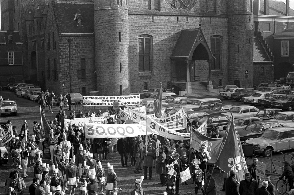 Demonstratie op Binnenhof tegen samenvoeging gemeenten in IJmondgebied, demonstr, Bestanddeelnr 925-3733