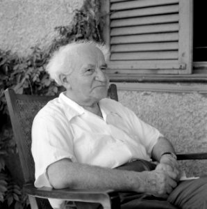 David Ben-Gurion tijdens de opname van een gefilmd interview door de National Br, Bestanddeelnr 255-4217