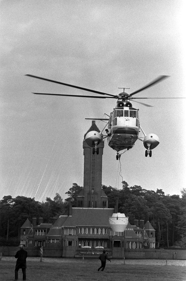 Demonstratie met helikopter voor bosbrand op Hoge Veluwe helikopter boven brand, Bestanddeelnr 925-0588