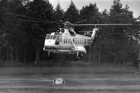 Demonstratie met helikopter voor bosbrand op Hoge Veluwe helikopter boven brand, Bestanddeelnr 925-0590
