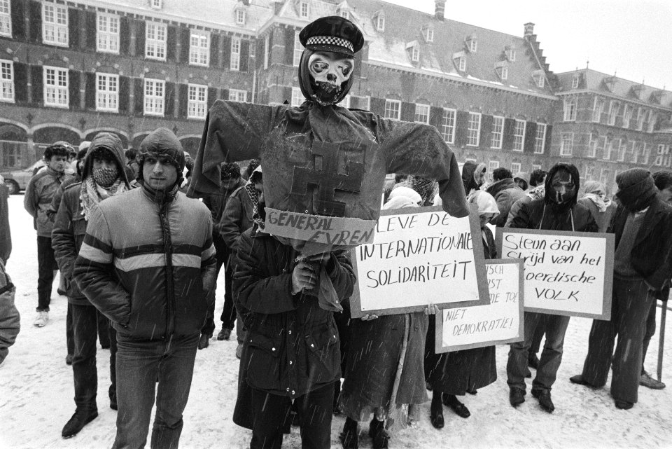 Demonstratie leden van de Koerdische Beweging in Nederland tegen het gevangen ho, Bestanddeelnr 932-8451