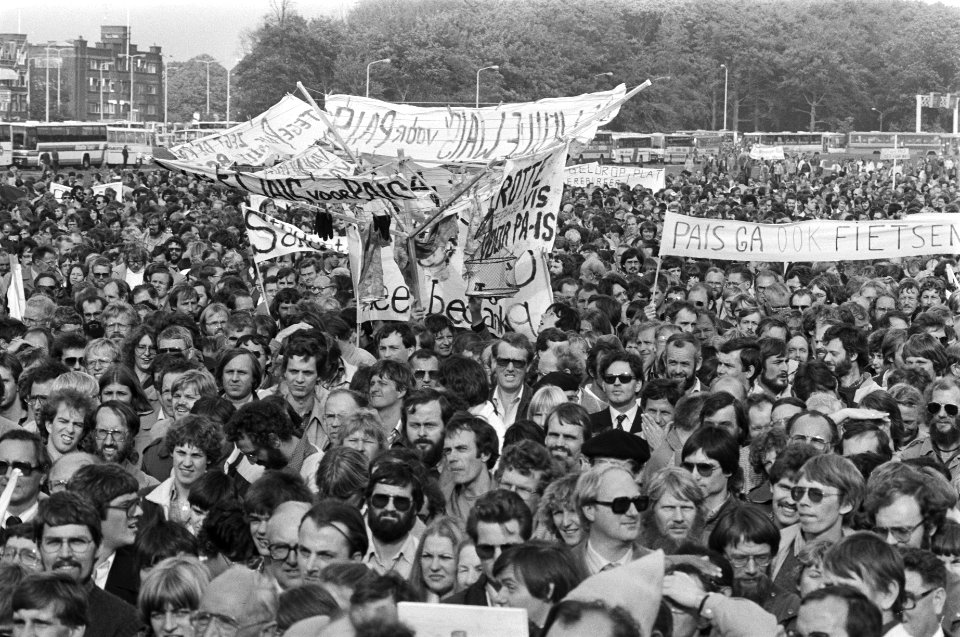 Demonstratie leerkrachten in Den Haag tegen beleid regering, demonstranten op he, Bestanddeelnr 931-0551