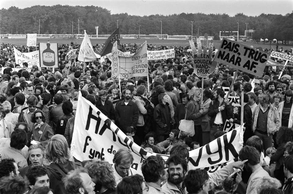 Demonstratie leerkrachten in Den Haag tegen beleid regering, demonstranten op he, Bestanddeelnr 931-0545