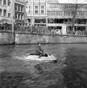 Demonstratie met waterscooter in gracht, Amsterdam, Bestanddeelnr 923-3990