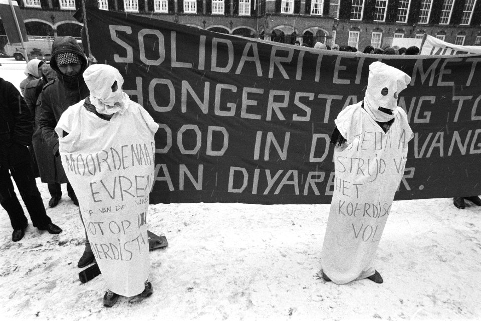 Demonstratie leden van de Koerdische Beweging in Nederland tegen het gevangen ho, Bestanddeelnr 932-8450