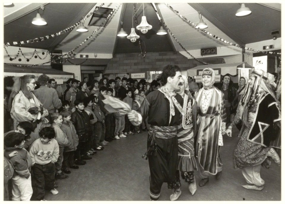 Dansgroep Ozan tijdens de multiculturele dag in het buurtcentrum De Drie Punten aan het Voortingplantsoen. NL-HlmNHA 54031578