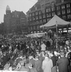 Dansfeest op de Dam het was duwen en stoeien. Overzicht, Bestanddeelnr 915-1283