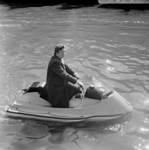 Demonstratie met waterscooter in gracht, Amsterdam, Bestanddeelnr 923-3992