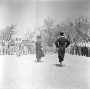 DansendeTscherkessen die deel uitmaken van een eenheid Druzen uit het Israelisch, Bestanddeelnr 255-0971