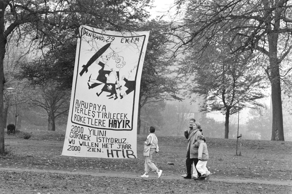 Demonstratie in Den Haag tegen kernwapens (kruisraketten), Bestanddeelnr 934-1197