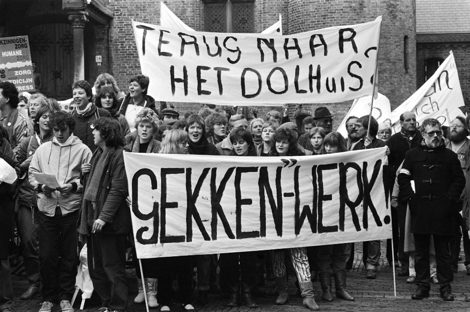 Demonstratie op Binnenhof tegen aangekondigde bezuinigingen in zwakzinnigenzorg, Bestanddeelnr 933-1525