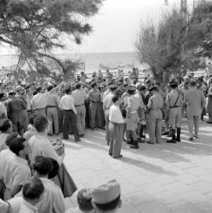 Demonstratie met spandoeken van gedemobiliseerde militairen in 1949 voor het ge…, Bestanddeelnr 255-1347