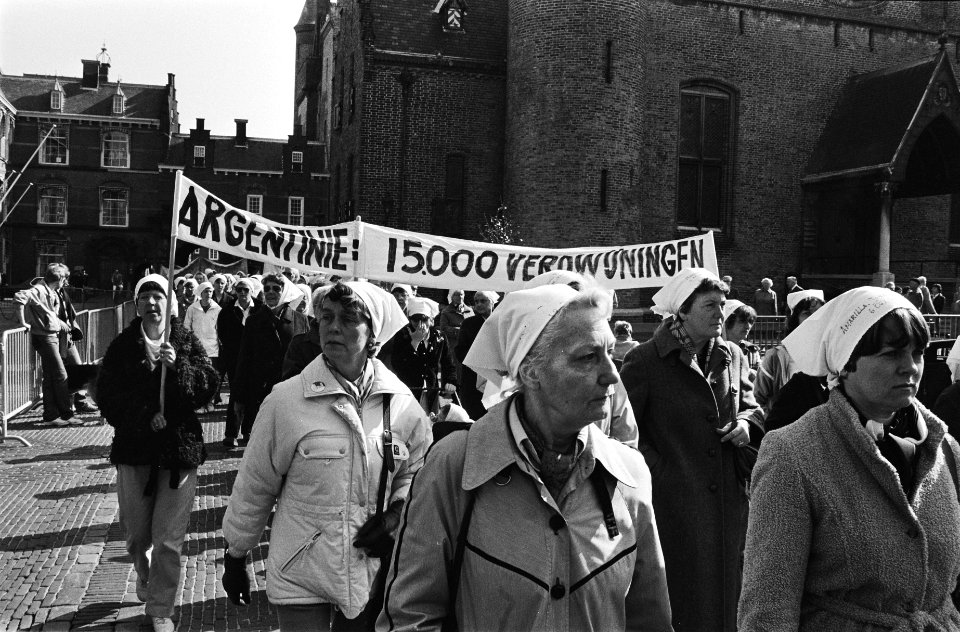 Demonstratie op Binnenhof door vrouwen tegen verdwijning in Argentinie en solid, Bestanddeelnr 932-1055