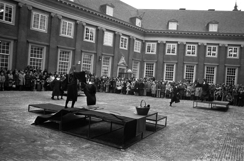 Dansspel op vroegere meisjesplaat van Amsterdams Historisch Museum, Bestanddeelnr 928-2338