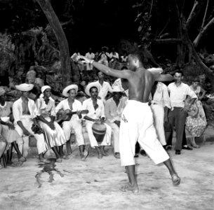 Dansers en muzikantenin Barber op Curaçao, Bestanddeelnr 252-3386