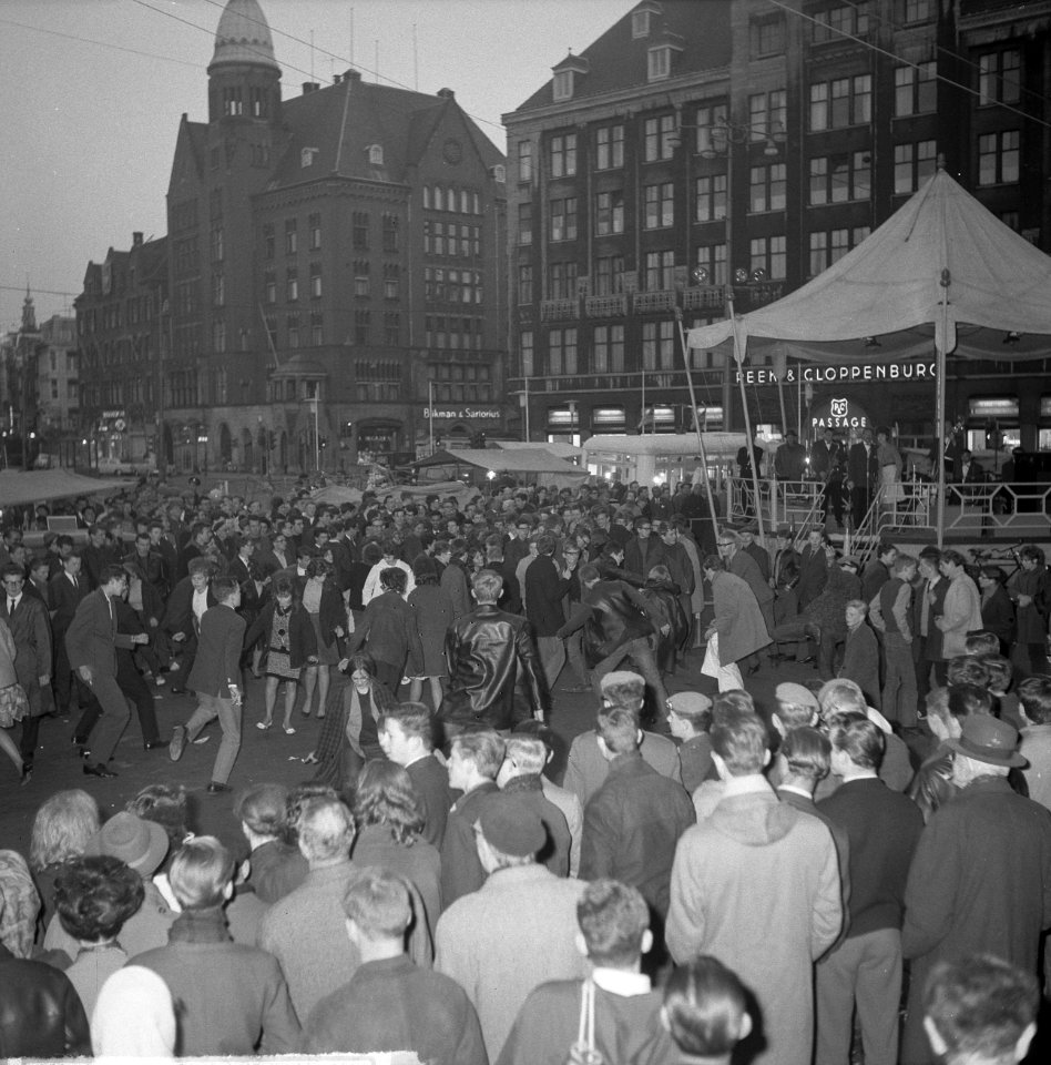 Dansfeest op de Dam het was duwen en stoeien. Overzicht, Bestanddeelnr 915-1284