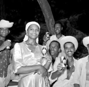 Dansers en muzikanten op een feest in Barber op Curaçao, Bestanddeelnr 252-3388