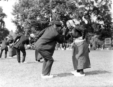 Dansers in Achterhoekse klederdracht in Gorssel, Bestanddeelnr 252-1539