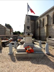 Daubeuf-Serville (Seine-Mar.) monument aux morts